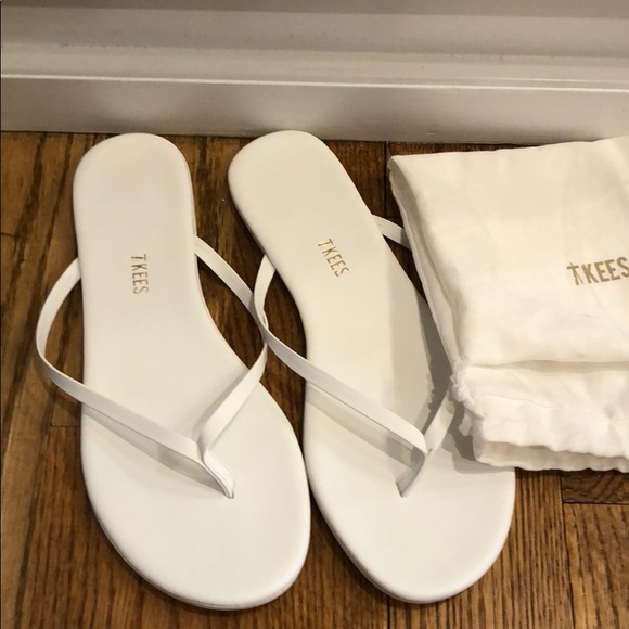 tkees white flip flops